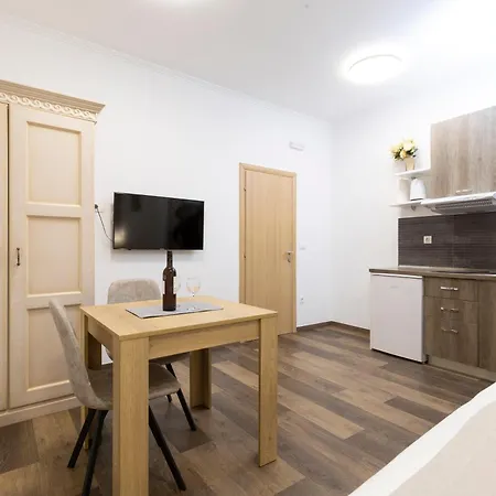 Varos Guest house