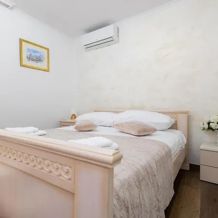 Varos בית הארחה