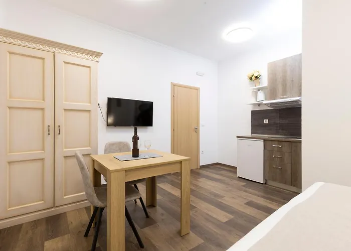 Varos בית הארחה