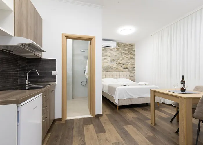 Varos בית הארחה 3*