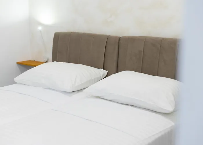 Varos בית הארחה 3*