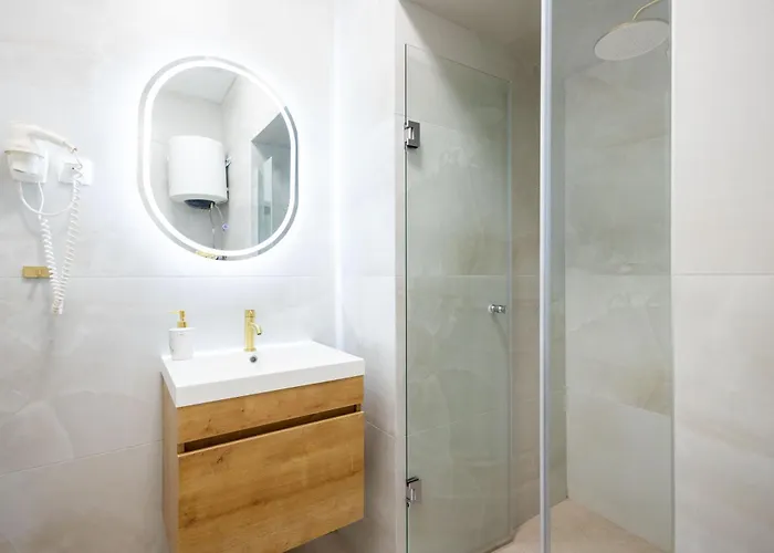 Varos בית הארחה 3*