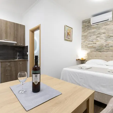 بيت ضيافة Varos