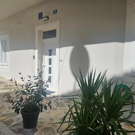 بيت ضيافة Varos